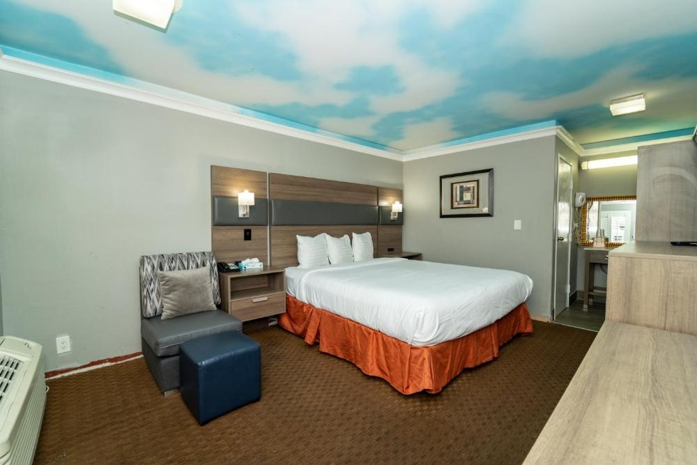 Hollywood Palms Inns & Suites