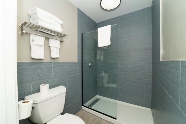 Hollywood Palms Inns & Suites image 10