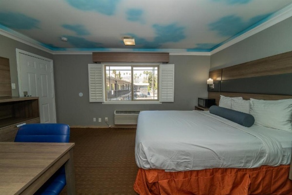 Hollywood Palms Inns & Suites image 18