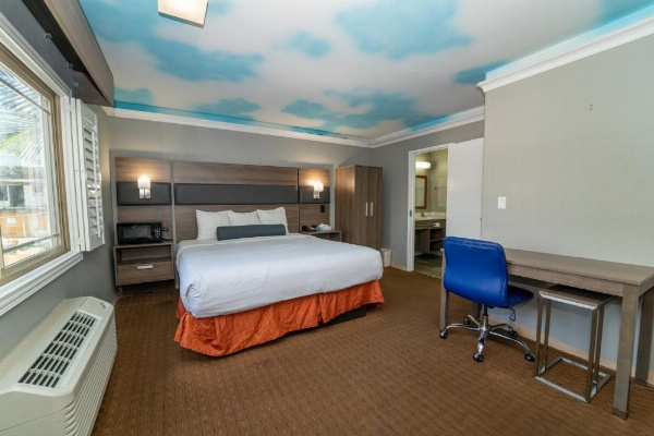 Hollywood Palms Inns & Suites image 19