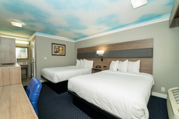 Hollywood Palms Inns & Suites image 30