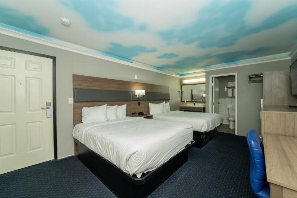 Hollywood Palms Inns & Suites image 34