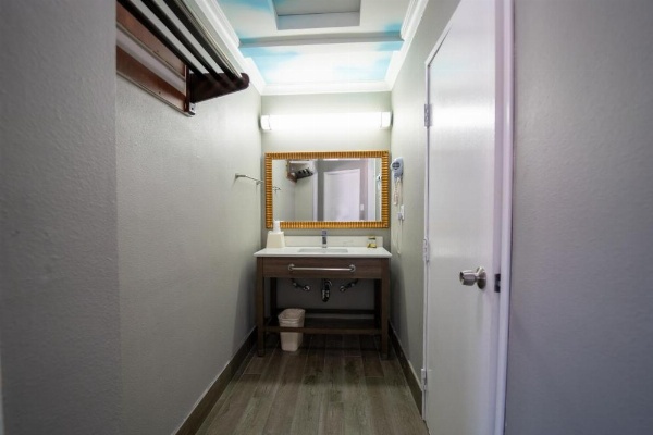 Hollywood Palms Inns & Suites image 39